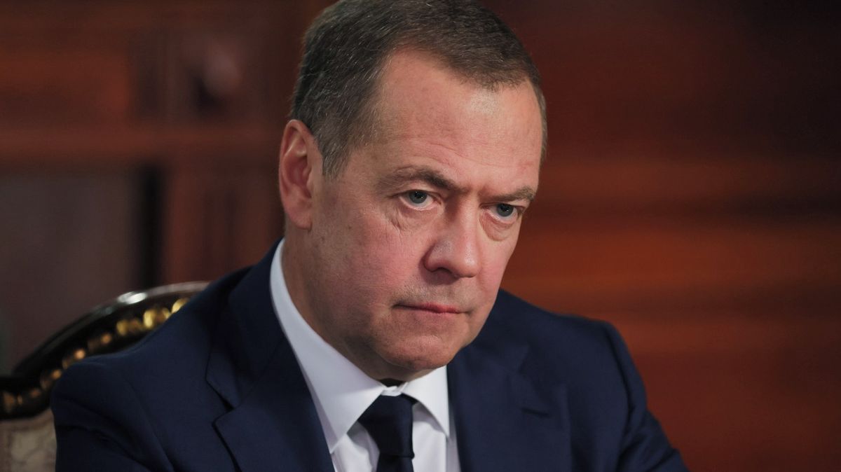 Zima se blíží. Medvěděv po svém okomentoval konec pražské jaderné smlouvy